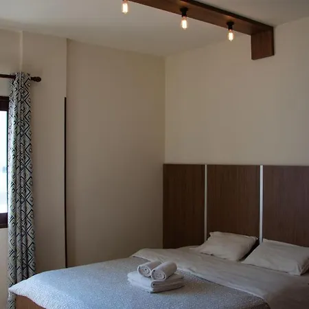 拉基斯庭院公寓