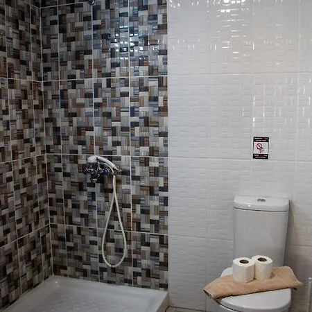 拉基斯庭院公寓