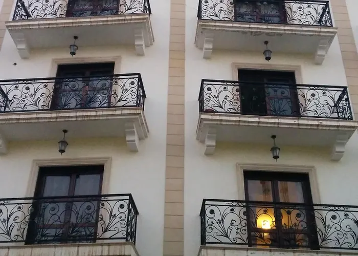 Lakis Court * לרנקה