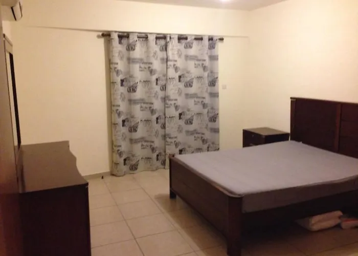 Lakis Court דירה *