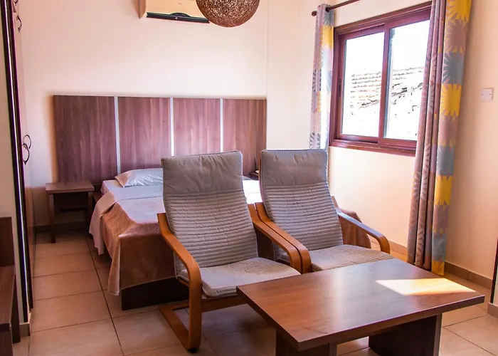 Lakis Court * לרנקה