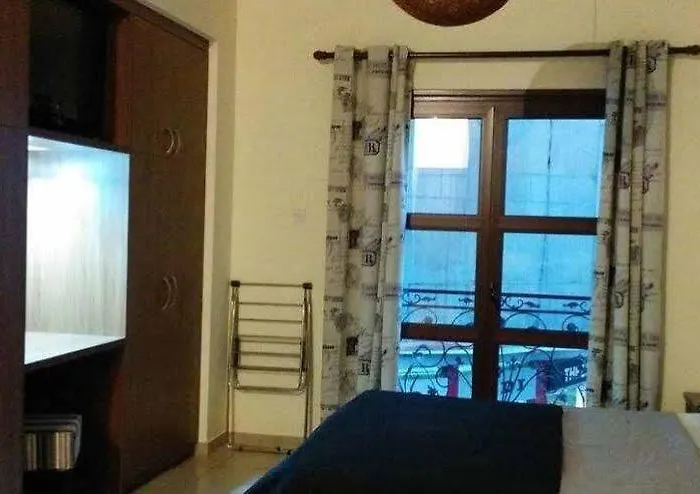 Lakis Court לרנקה